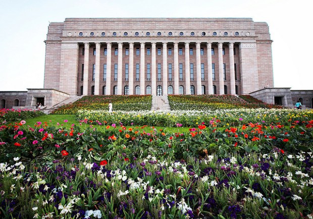 The massive stairs in front of the colossal Finnish parliament house have been invaded by 60.000 flowers for one week as an installation by artist Kaisa Salmi. Image by Miemo Penttinen (Flickr). miemo.net