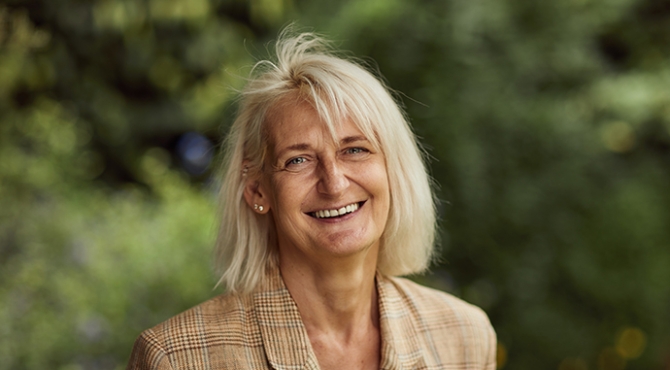 Danuta Farah Danuta Farah