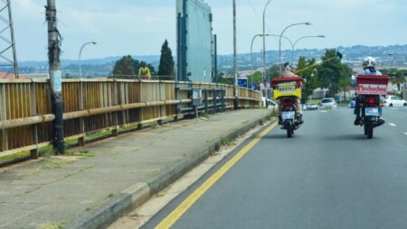 People on mopeds.