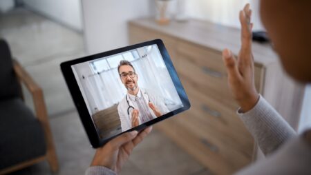 Online meeting between patient and doctor via ipad